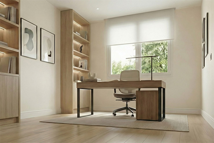 Despacho en casa luminoso con gran ventanal y vistas al exterior, ideal para el teletrabajo. Equipado con estanterías de madera a medida con iluminación LED y amplia mesa de escritorio en chalet de Valdemoro.