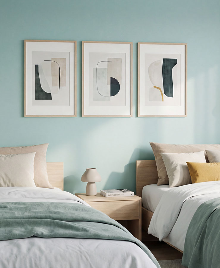 Dormitorio doble luminoso con dos camas individuales y decoración estilo nórdico en tonos menta y madera. Habitación ideal para niños o invitados en los chalets de Residencial Francisco Bayeu, Valdemoro.